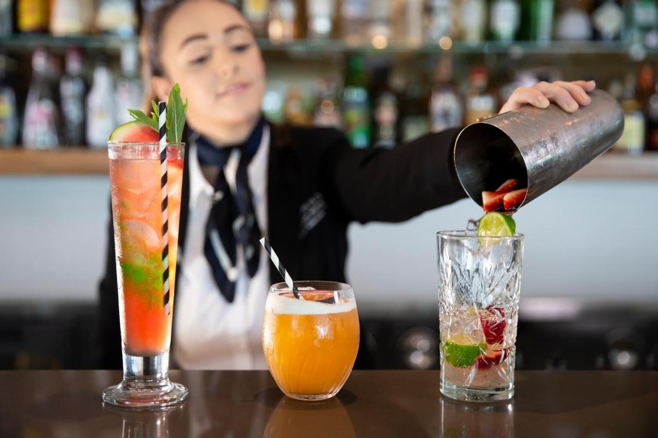 Pullman Magenta Shores Resort Entrance Εξωτερικό φωτογραφία A bartender pouring a drink