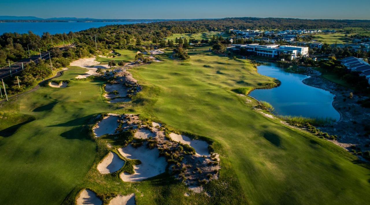 Pullman Magenta Shores Resort Entrance Εξωτερικό φωτογραφία Aerial view of the 18th hole at the 2019 U.S. Open