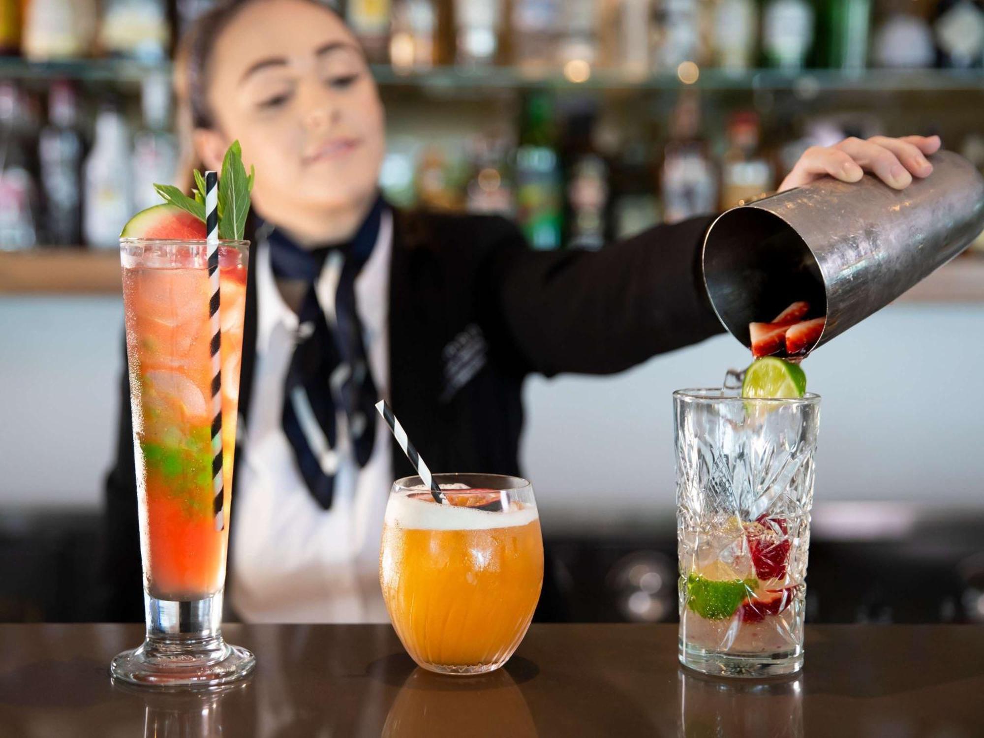 Pullman Magenta Shores Resort Entrance Εξωτερικό φωτογραφία A bartender mixing drinks