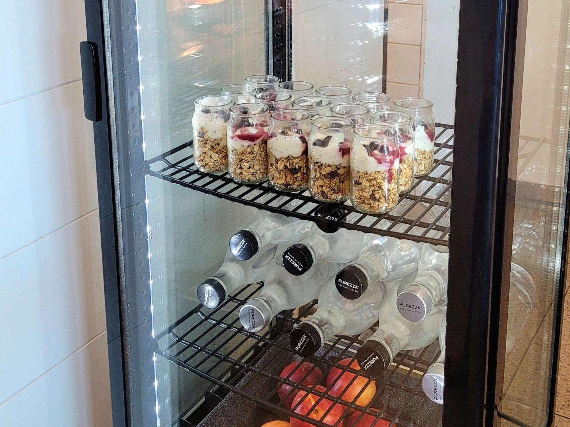 Pullman Magenta Shores Resort Entrance Εξωτερικό φωτογραφία A glass door refrigerator
